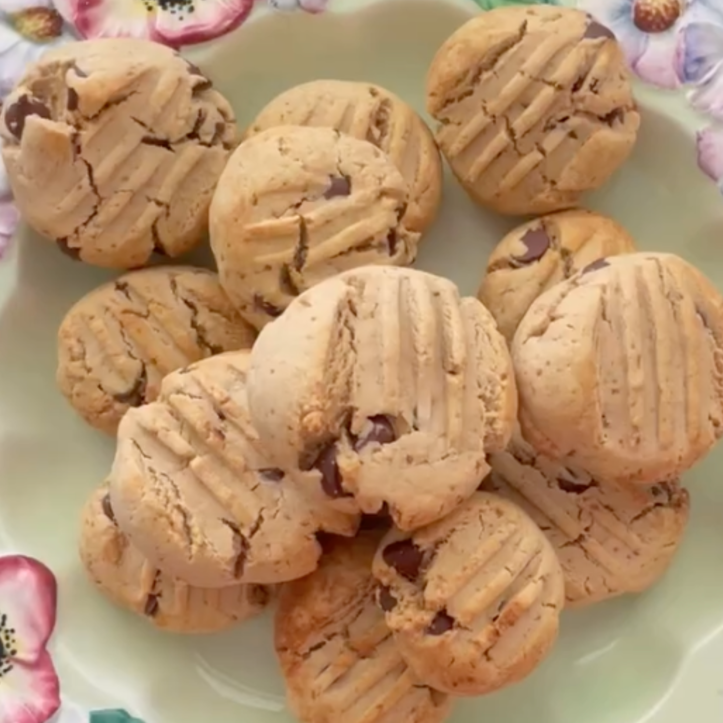 Recipe: Collagen Choc Chip Cassava Cookies